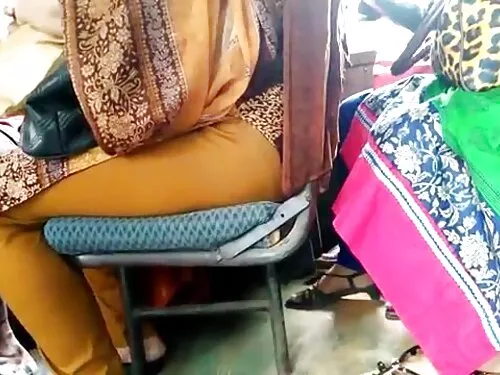 சிறுமி ஒரு கவர்ச்சி  ...